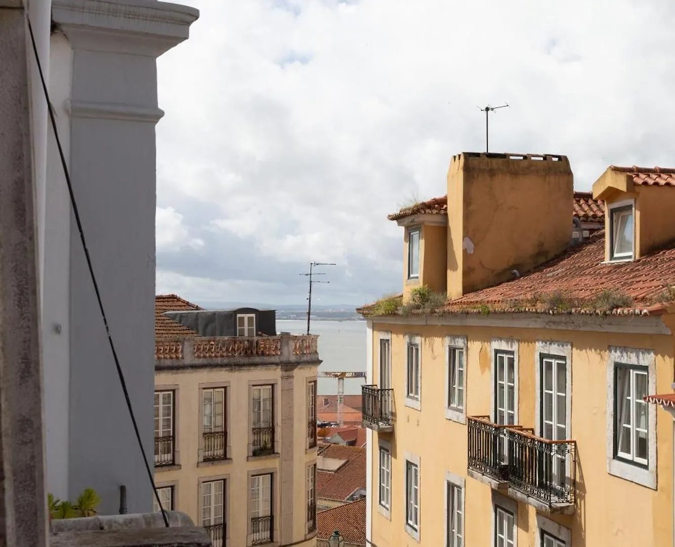 3-Bed Flat Retreat By Sao Jorge Castle Apartment Lisbon Portugal
